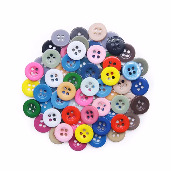 Boutons de chemise en corne blanche Bouton de couture de vêtement Boutons en résine pour vêtements 4 trous en plastique Logo personnalisé de haute qualité Polyester OEM